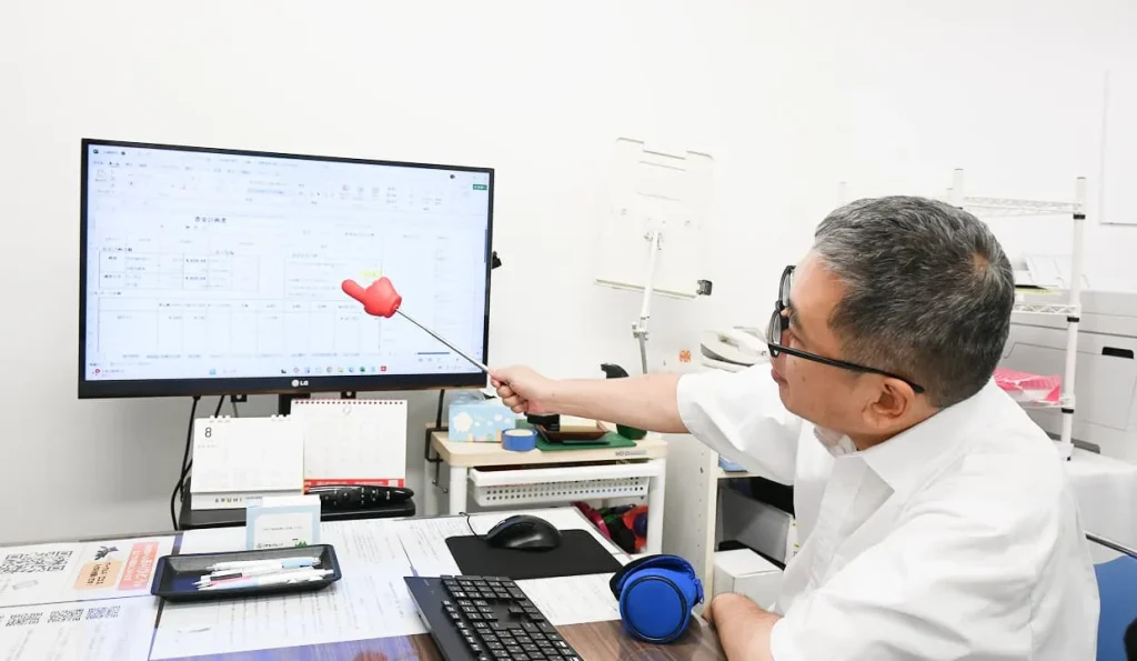 顧客に対して資金計画の解説をするロータス不動産代表 春日の画像